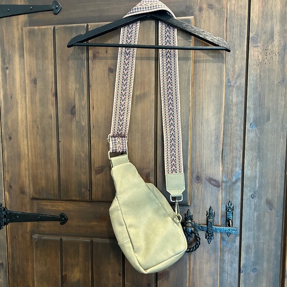 Anthropologie Urban Originals Slingbag. - Picture 2 of 9